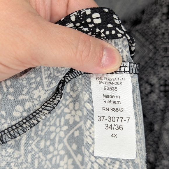 Woman Within Geometric Print Tunic Top Size 4X Shark Bite Hem 3/4 Sleeve Black - Picture 4 of 6